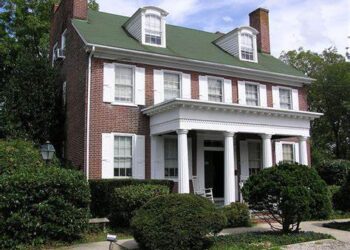 7 Unique Colonial House Siding Ideas for Your House | Allura USA