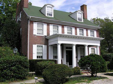 7 Unique Colonial House Siding Ideas for Your House | Allura USA